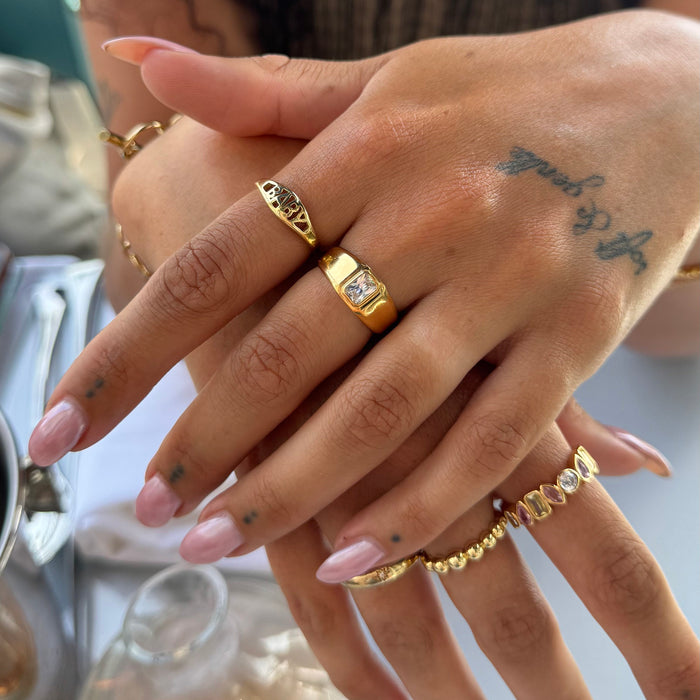Close-up of hands wearing gold rings with a blurred background - seolgold