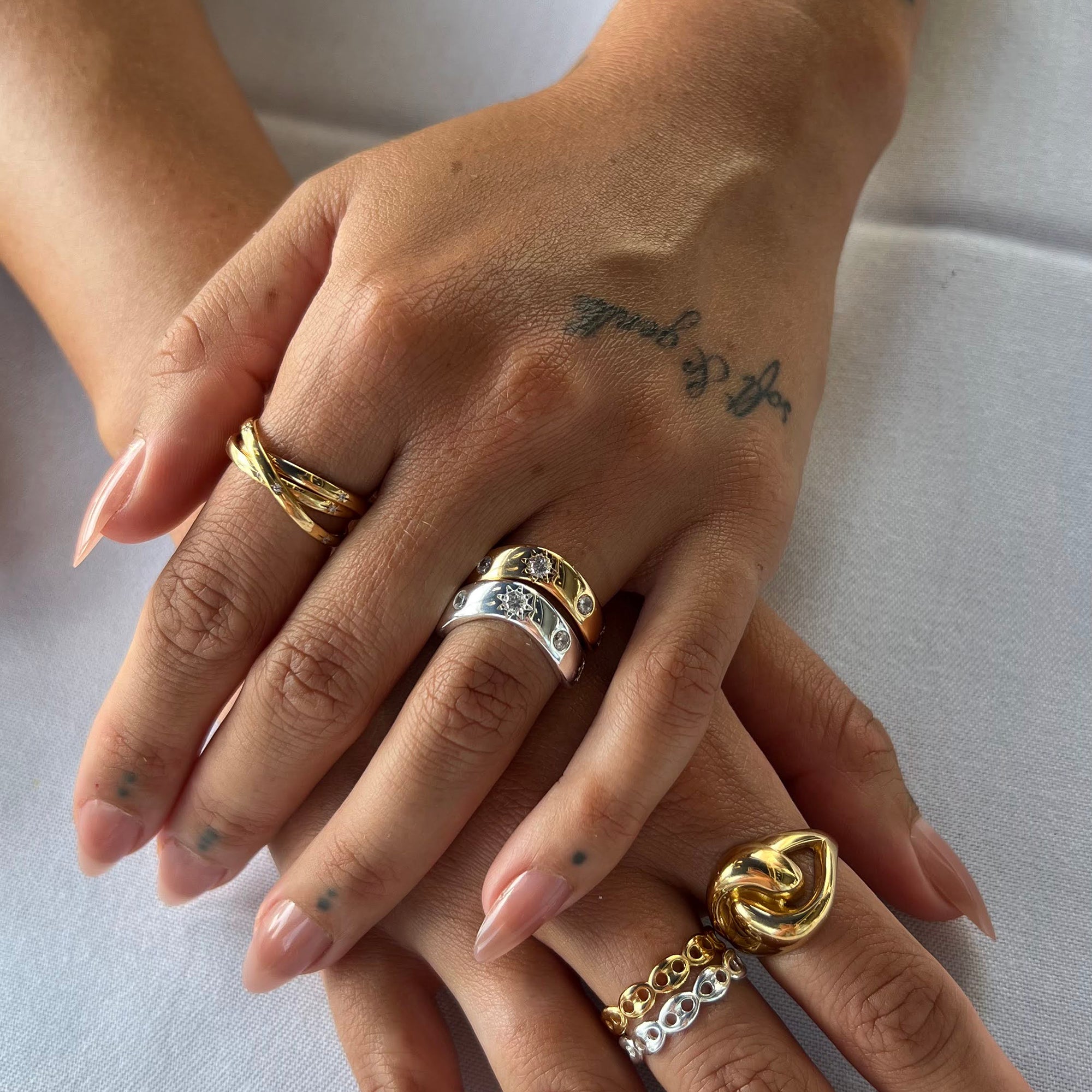 gold wave interlocking rings - seolgold